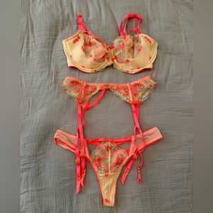 Victoria's Secret Floral Lace Bra Set in Cream and Pink (34DD & small)
